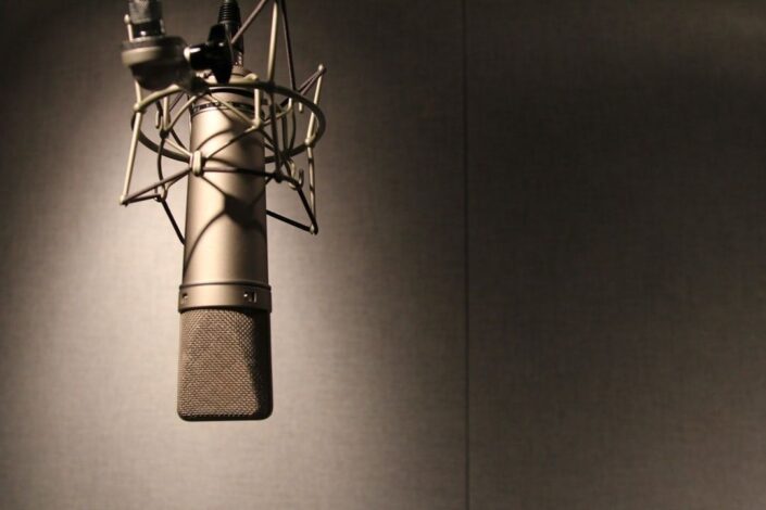 selected-01-vintage-studio-microphone-analog-optimized Vintage Studiomikrofon in gedämpft beleuchtetem Aufnahmeraum