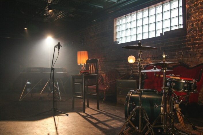 selected-02-drum-kit-studio-recording-optimized Schlagzeug und Mikrofon in einem stimmungsvoll beleuchteten Aufnahmestudio