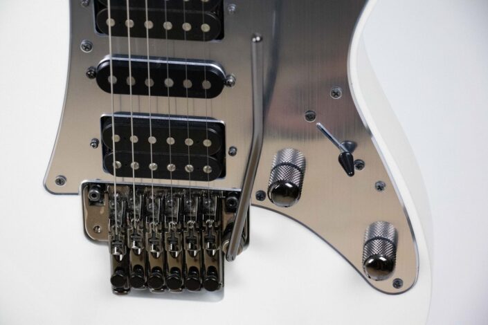 selected-02-electric-guitar-vibrato-arm-closeup-optimized Nahaufnahme einer E-Gitarre mit Tremolohebel und mehreren Tonabnehmern