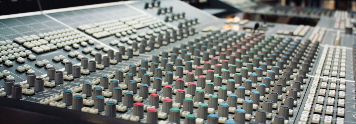 Nahaufnahme eines analogen Mischpults im Tonstudio mit vielen Reglern