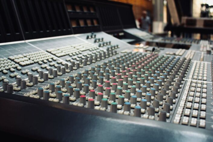 selected-01-vintage-mixing-console-recording-studio-optimized Nahaufnahme eines analogen Mischpults im Tonstudio mit vielen Reglern